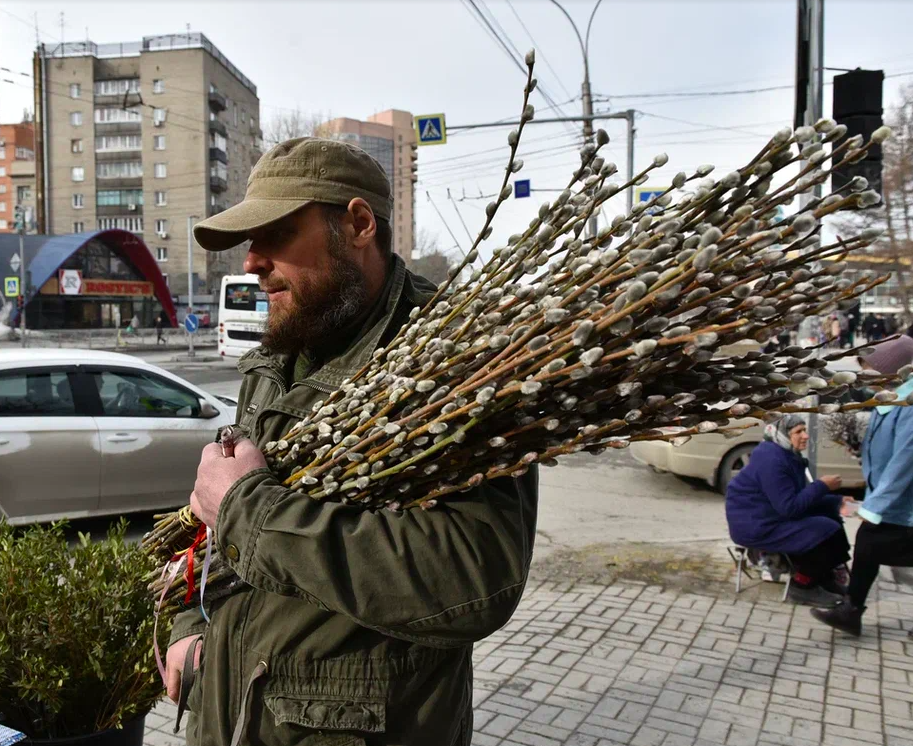 Фото Новосибирцы устроили ажиотаж на вербной ярмарке у Вознесенского собора 3